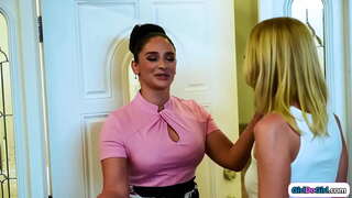 ���ัวนมเล็กน้องผมบลอนด์ตาศิลปินผมดำจอมต้มตุ๋แกล้งทำเป็นใหญ่เป็นหัวนม milfs วิ่งหนีออกจากงานแต่งงานลูกเลี้ยงแล้วเจอตัวเธอเองได้ของเธอที่ยุ่งเหยิจิ๋เลียของเธอเลี้ยง