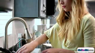 ���िशाल स्तन सोनेरी केस व गोरी त्वचा घरी येतो लवकर तिच्या लहान स्तन gf आणि ते साजरा सह समलिंगी स्त्री लिंग.ते चुंबन आणि उठावदार उरोज असलेली तरूणी आहे चौकट आणि तिच्या facesits