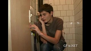 ���ด็กชายนั่งและจ้องมอ