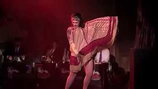 Дизель дэниел , ул Даниэль Колбить , яңы орлеан Burlesque Bustout менән сығыш яһаны .