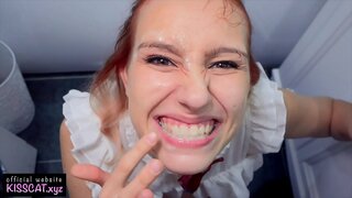 Uso Kutomba Deepthroat kwa ajili ya Vijana Babe na Cum juu ya Meno kwa ajili ya Kusafisha