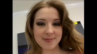 сексуальная крошка с луковой задницей любит сосать член и трахаться в догги стайле