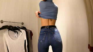 УХ ты! Эҫе кызлары көллият менән блузка кейгән футболкалар һәм ҡыҙҙарҙың сисенеү бәләкәй ҡалаларҙа кадрҙар, йәмәғәт 4k 60 секунд