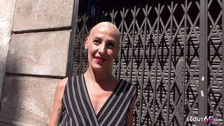 GERMAN SCOUT - ХУДОЙ ЗРЕЛОЙ РАЗГОВАРИВАЕТ С ГРУБЫМ ЧЕЛОВЕКОМ И ПРОХОДИТ РИМДЖОБ НА НЕСУЩЕЙСЯ МОДЕЛИРОВАННОЙ РАБОТЕ